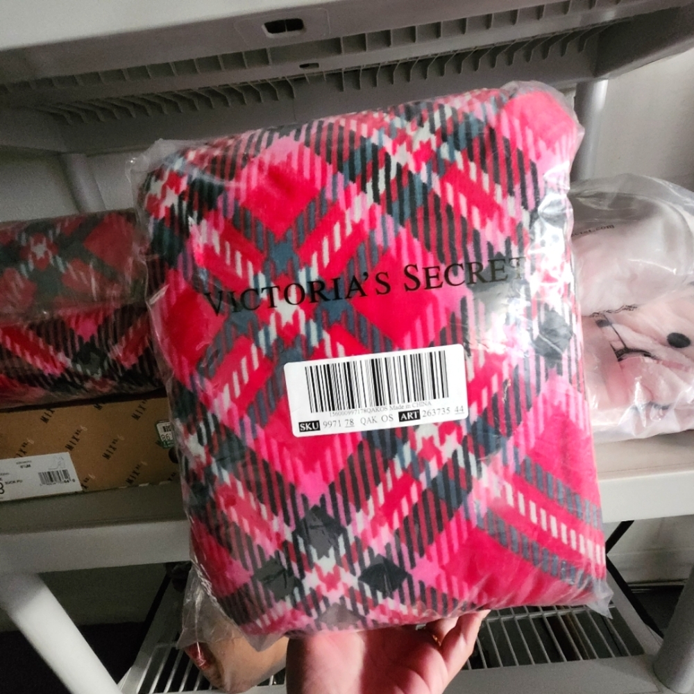 VICTORIA'S SECRET Sherpa Blanket Fleece Throw Plaid Red Black White green Nwt